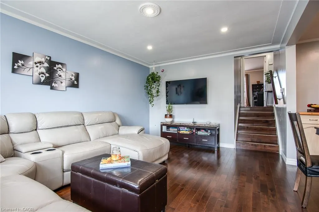77 Roberts Crescent