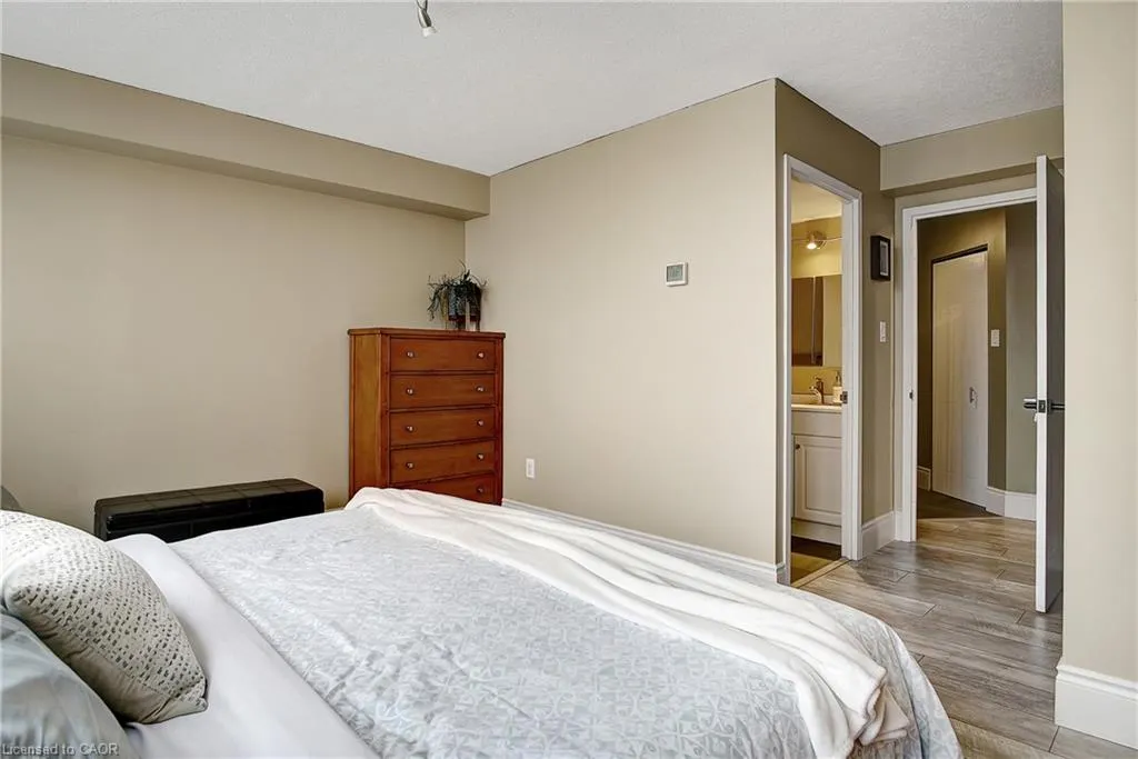 3227 King Street E, #409
