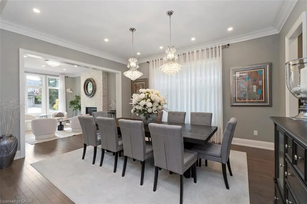 1285 Mineola Garden