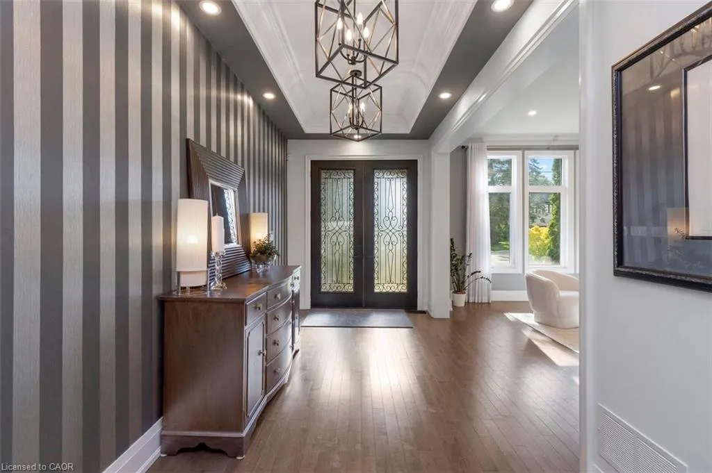 1285 Mineola Garden