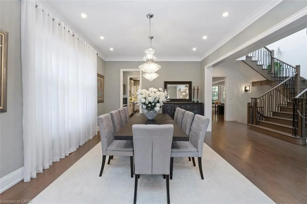 1285 Mineola Garden