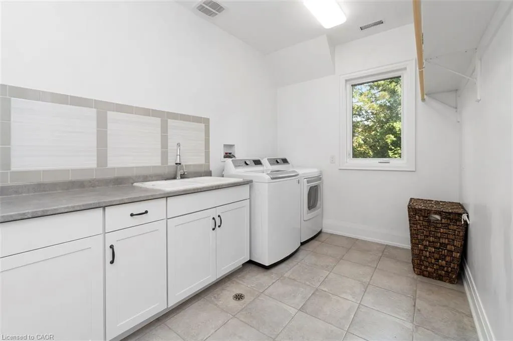 1285 Mineola Garden