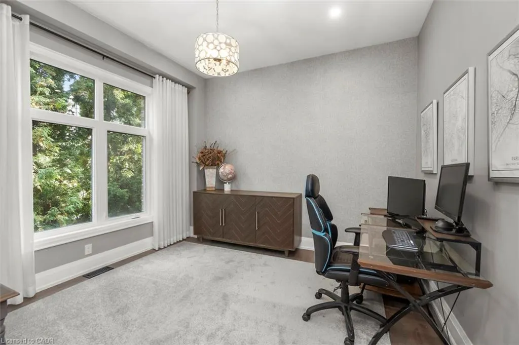 1285 Mineola Garden