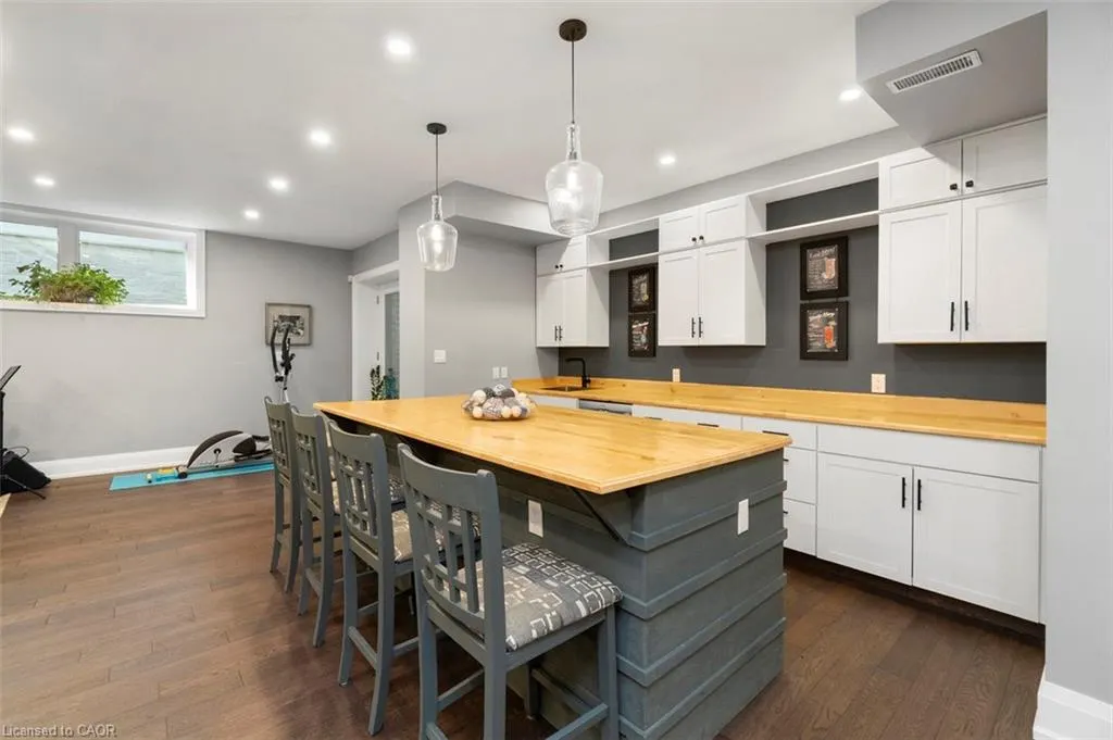 1285 Mineola Garden