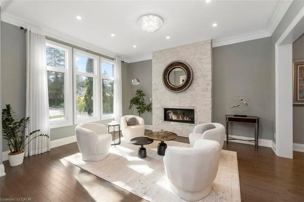 1285 Mineola Garden