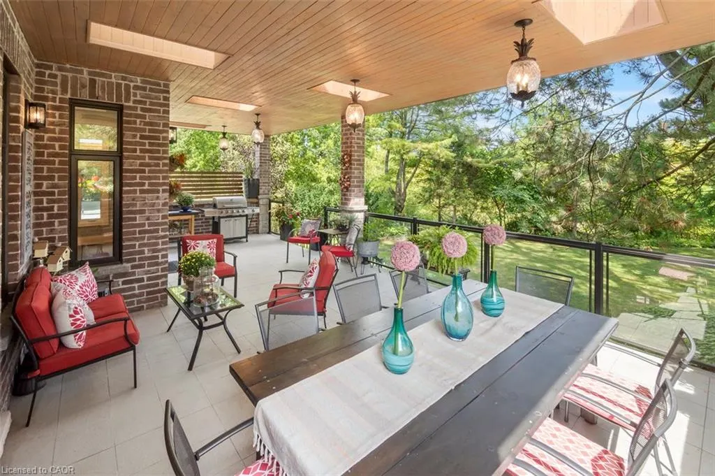 1285 Mineola Garden