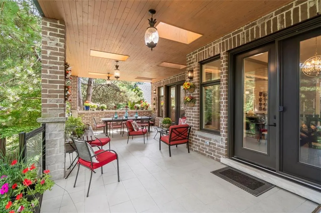 1285 Mineola Garden