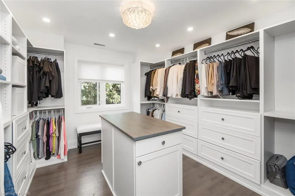 1285 Mineola Garden