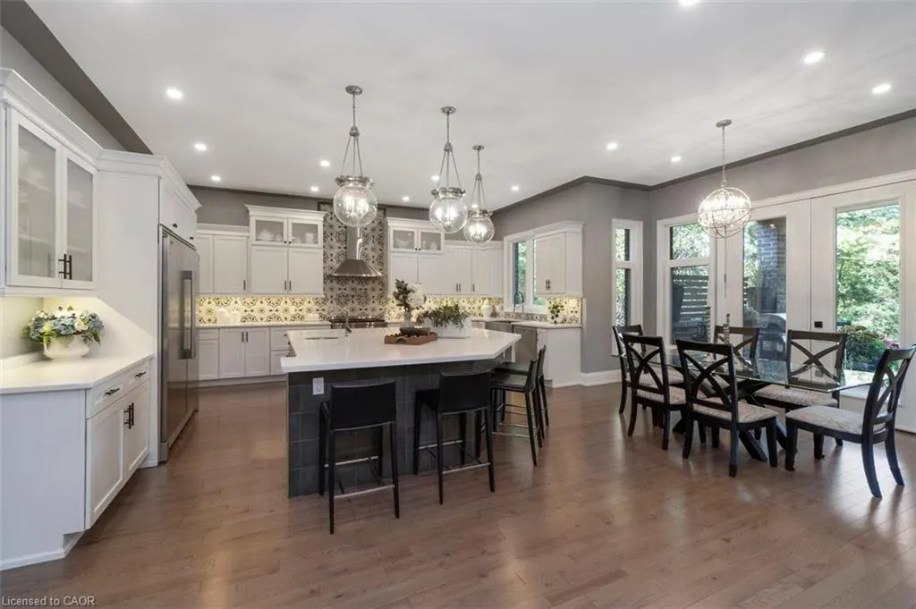 1285 Mineola Garden