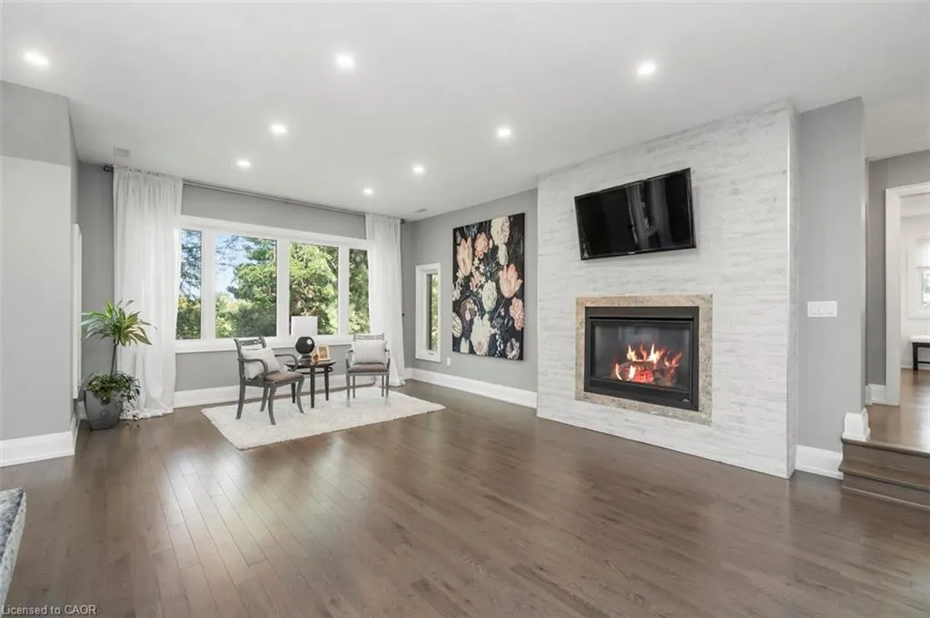 1285 Mineola Garden