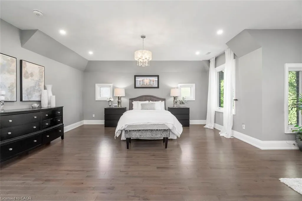 1285 Mineola Garden