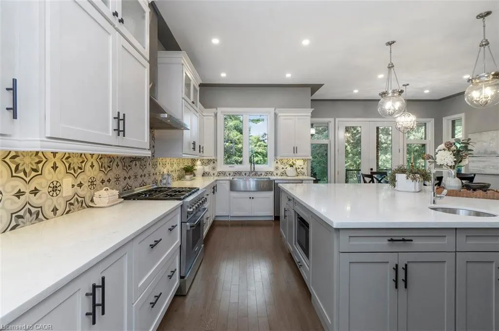 1285 Mineola Garden