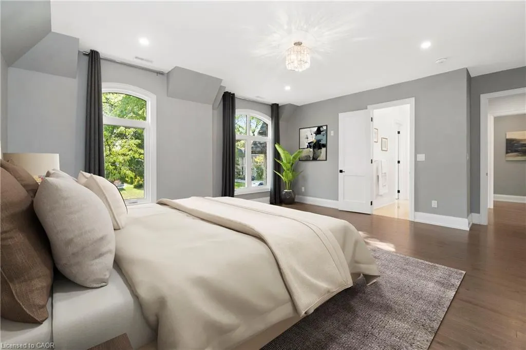 1285 Mineola Garden