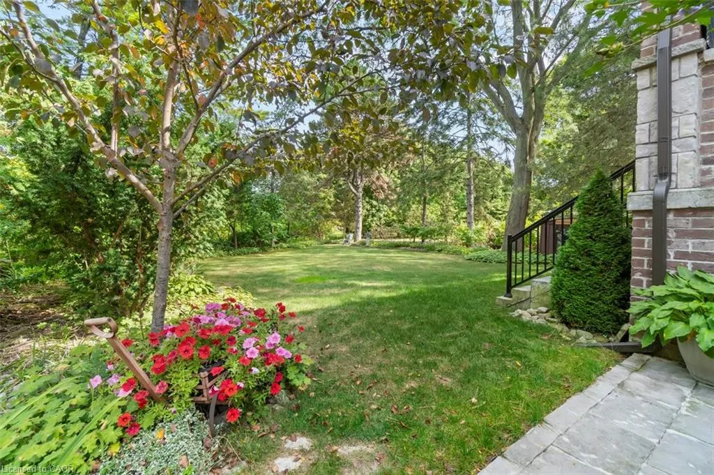 1285 Mineola Garden