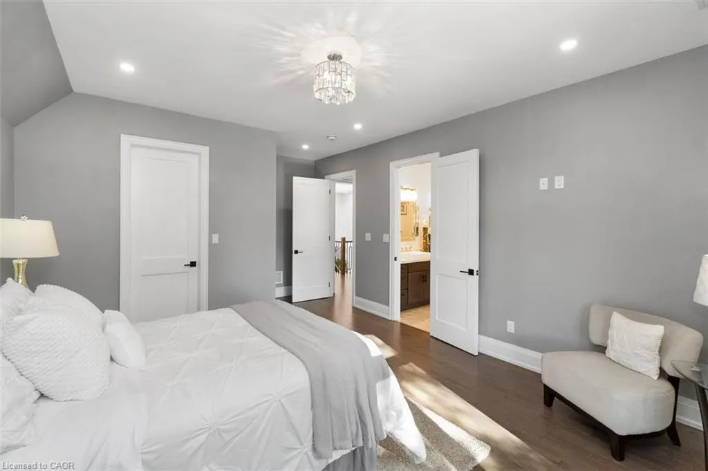 1285 Mineola Garden