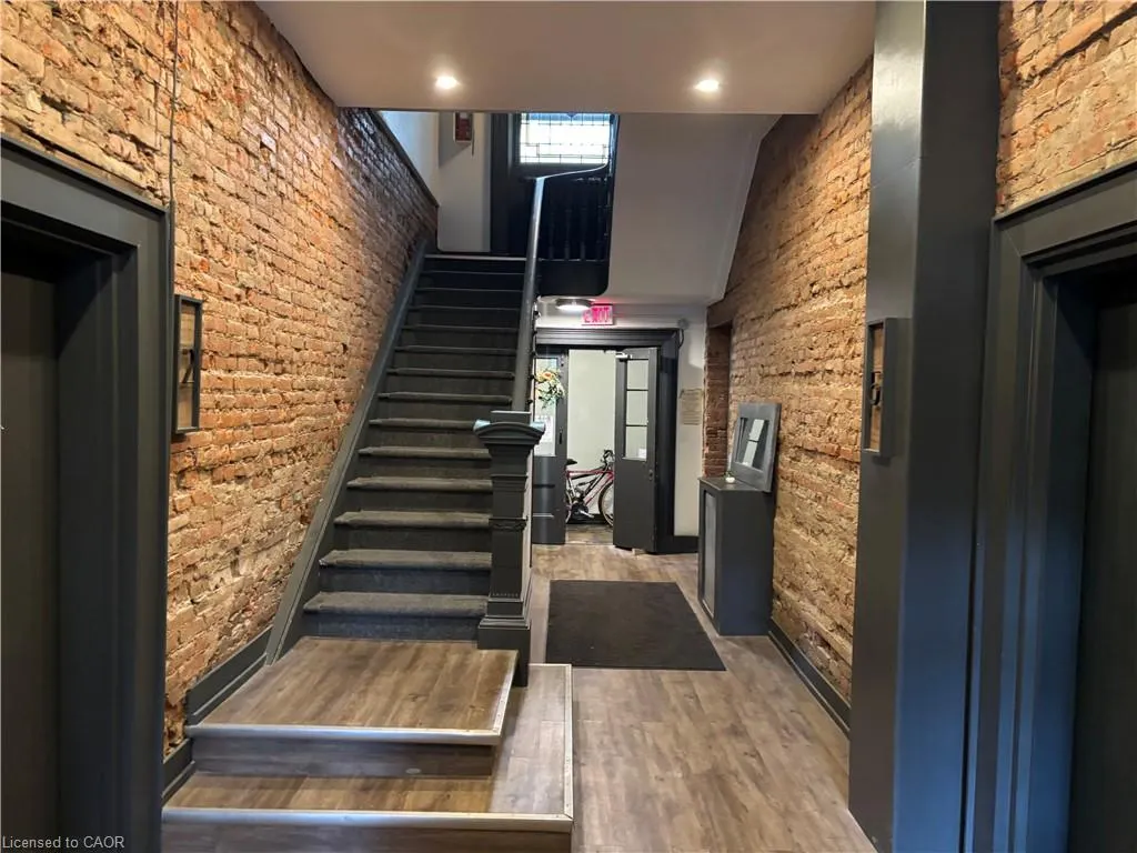 123 Macnab Street S, #3