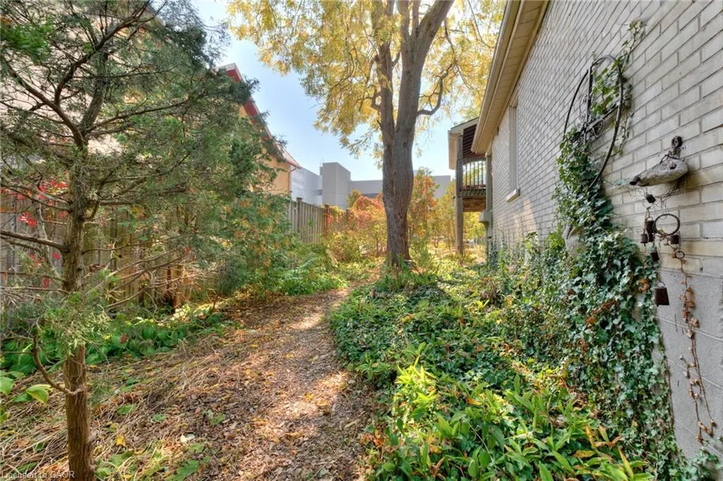 44 Ellen Street E