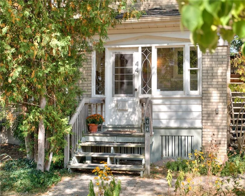 44 Ellen Street E