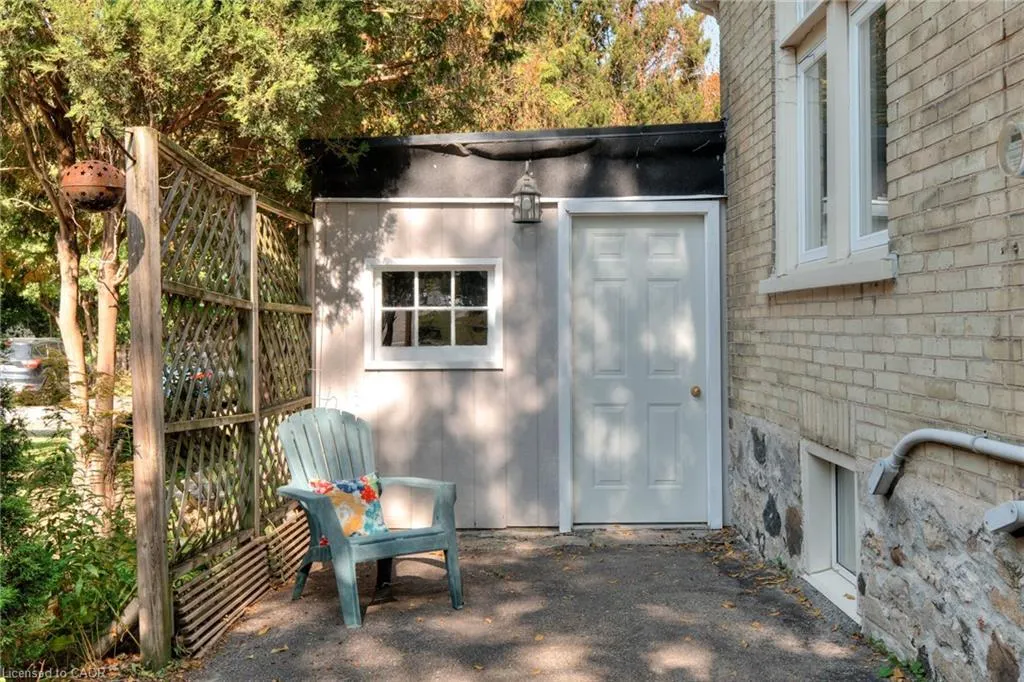 44 Ellen Street E