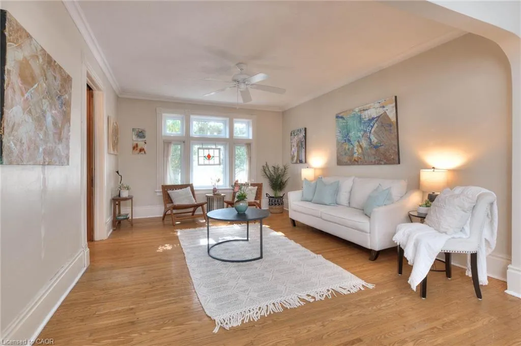 44 Ellen Street E