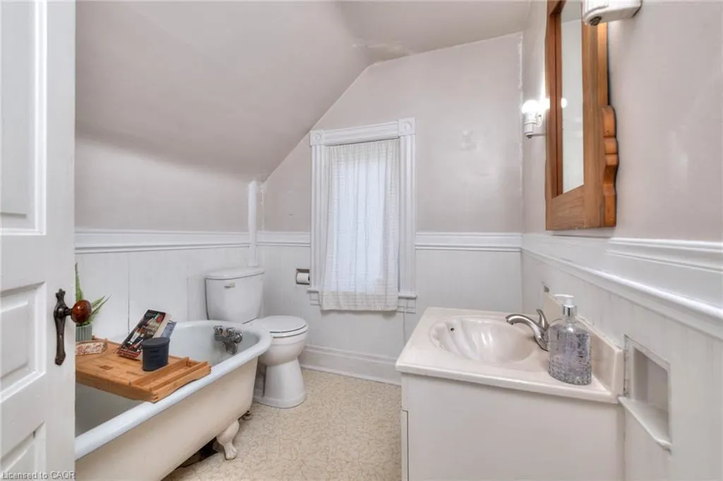 44 Ellen Street E