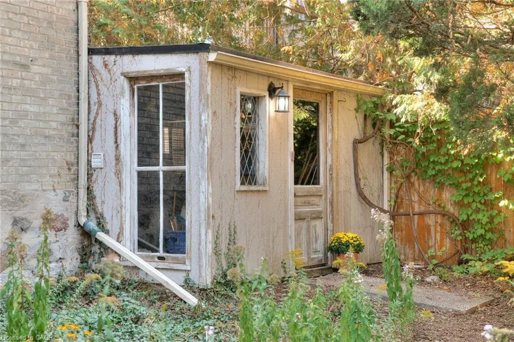 44 Ellen Street E