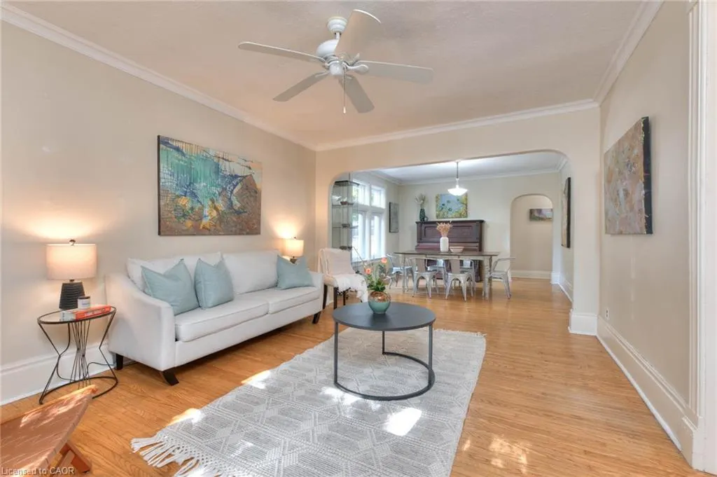 44 Ellen Street E