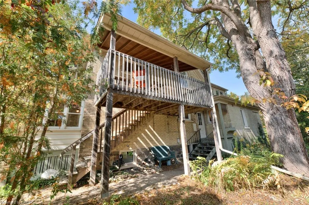 44 Ellen Street E