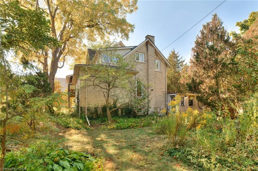 44 Ellen Street E