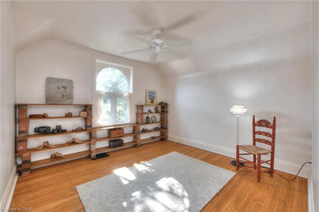 44 Ellen Street E