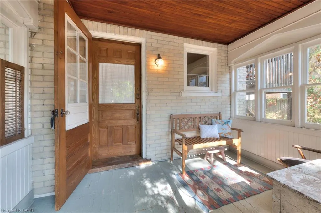 44 Ellen Street E