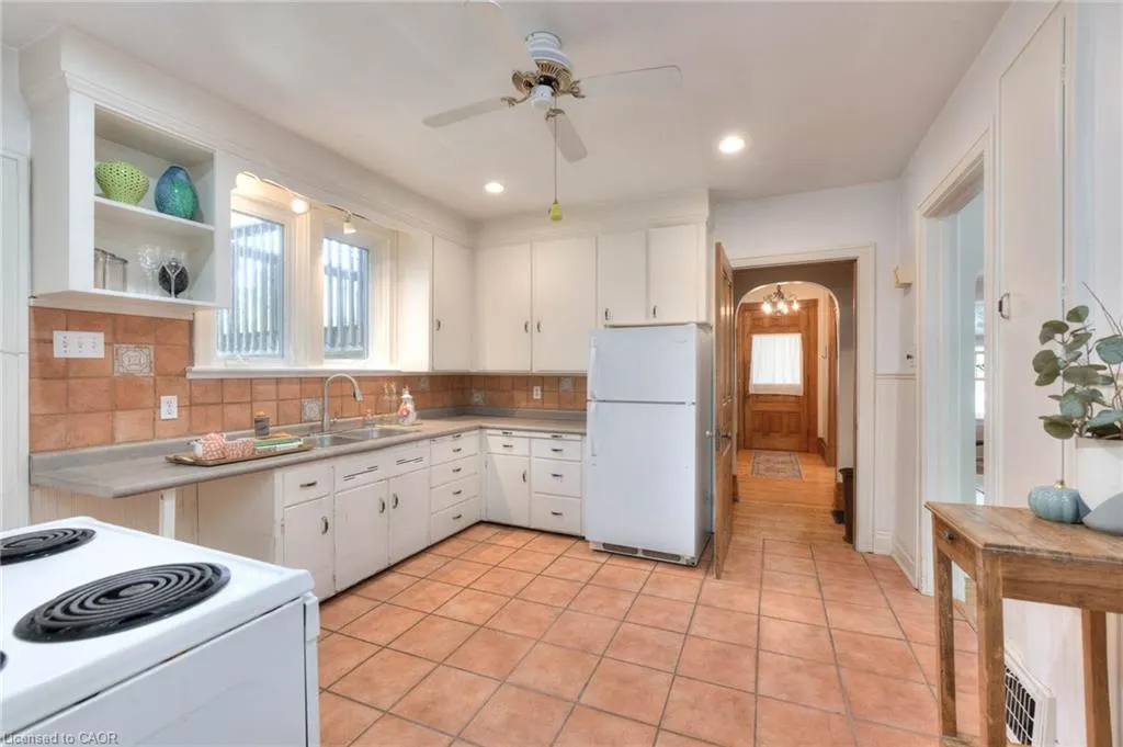 44 Ellen Street E