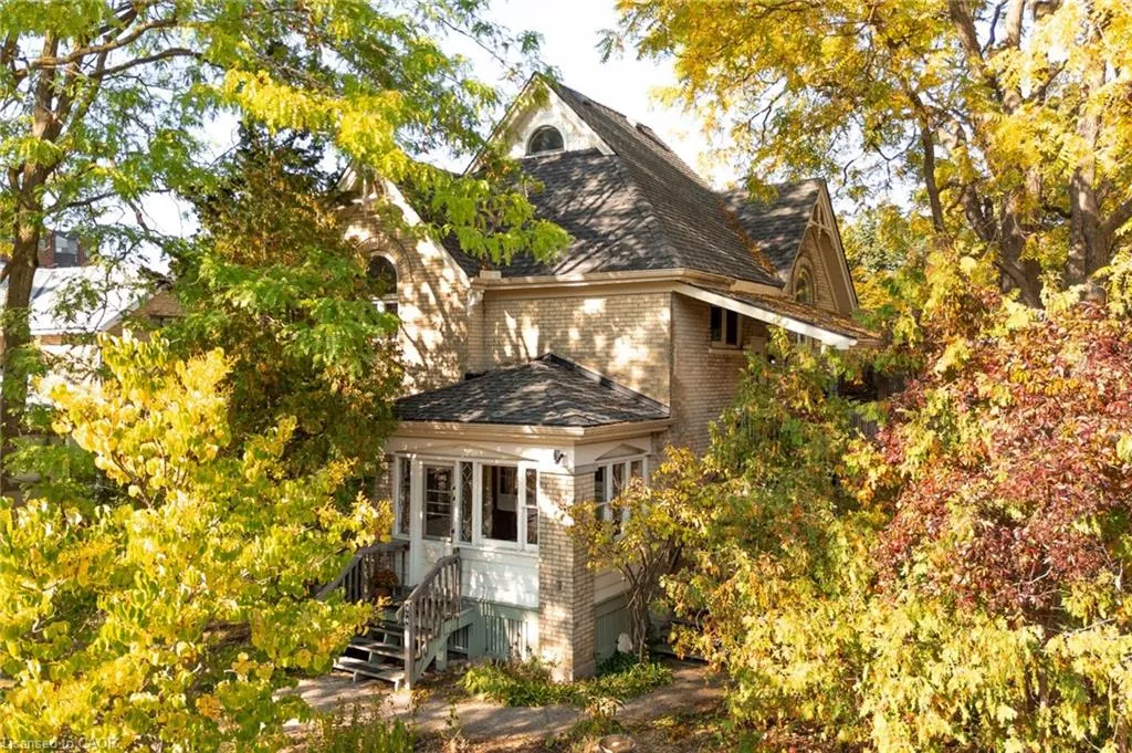 44 Ellen Street E