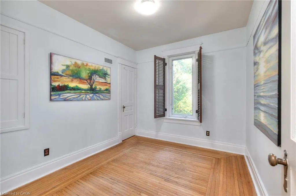 44 Ellen Street E
