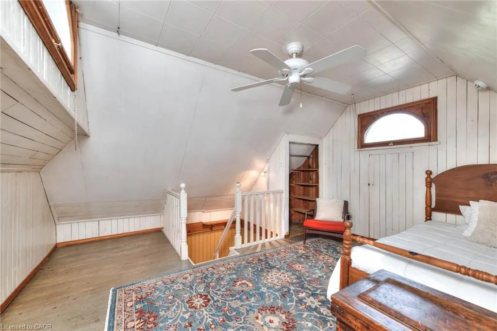 44 Ellen Street E
