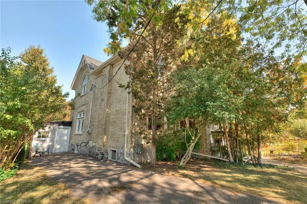 44 Ellen Street E
