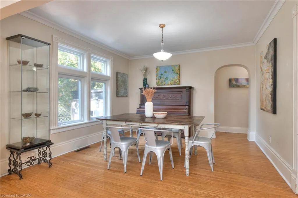44 Ellen Street E