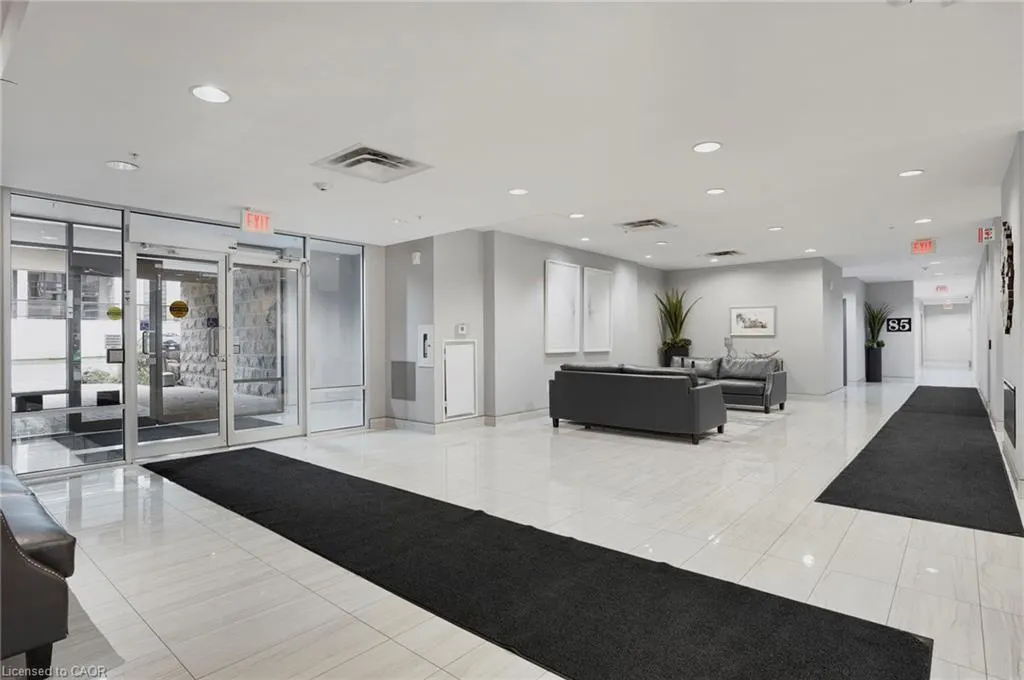 85 Robinson Street, #702