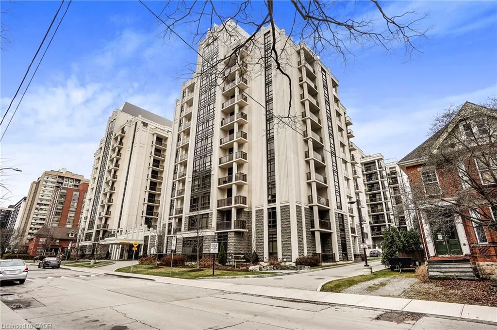 85 Robinson Street, #702