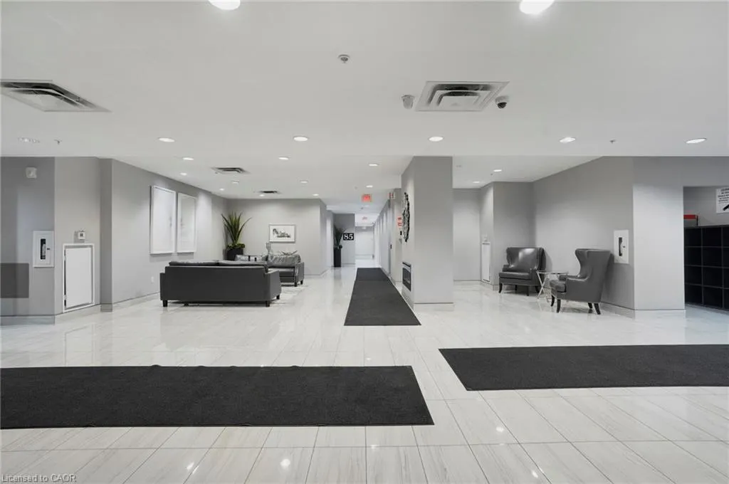85 Robinson Street, #702