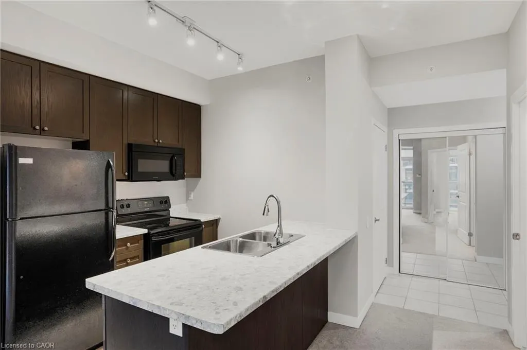 85 Robinson Street, #702