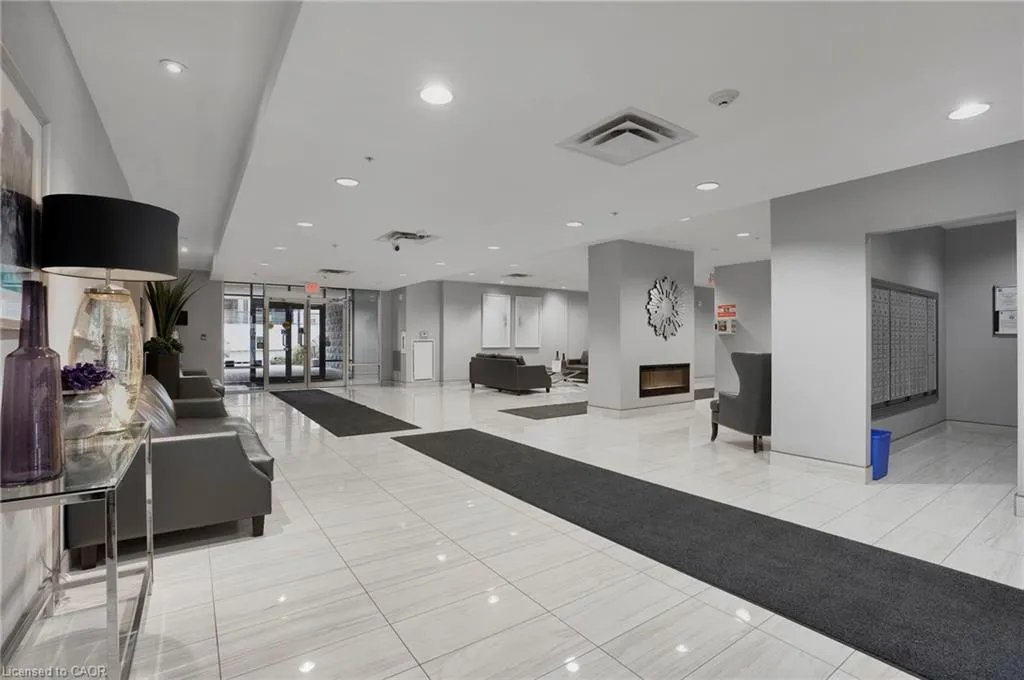 85 Robinson Street, #702