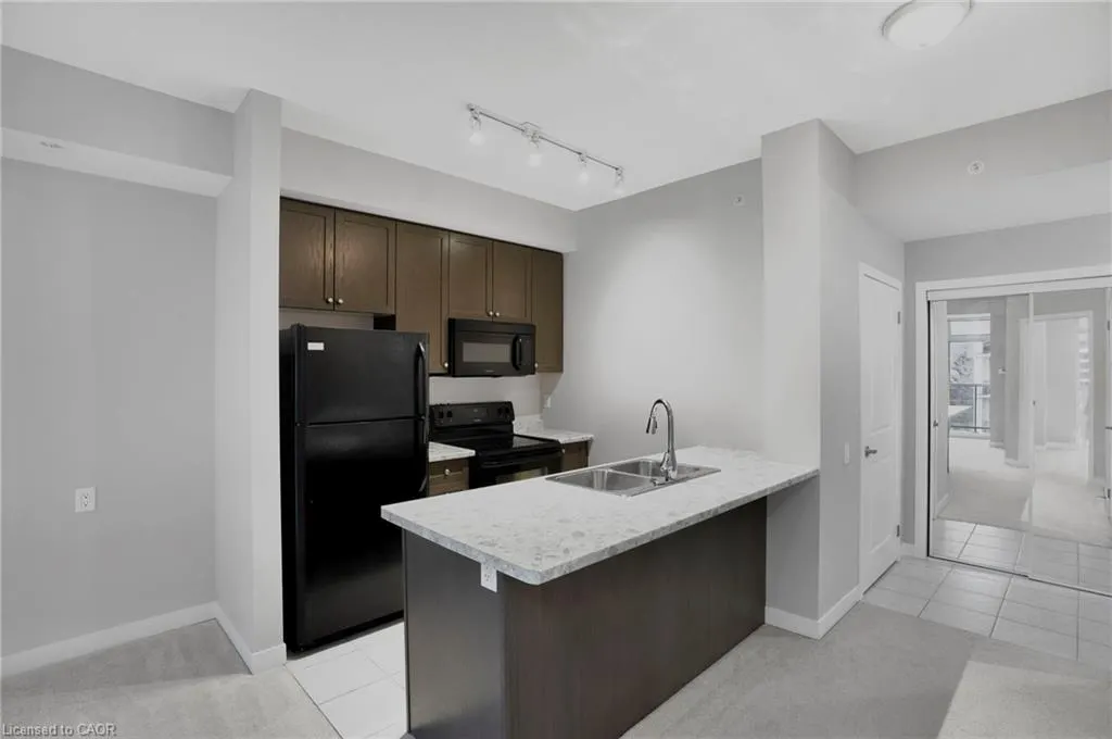 85 Robinson Street, #702