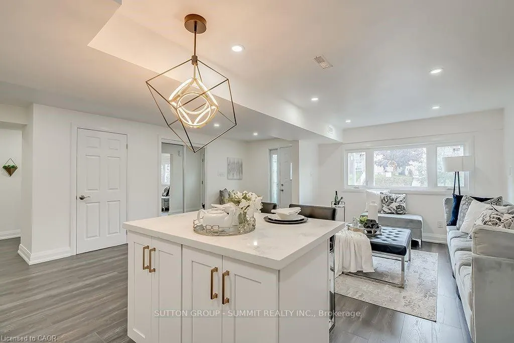 16 Upper Canada Drive, #Main