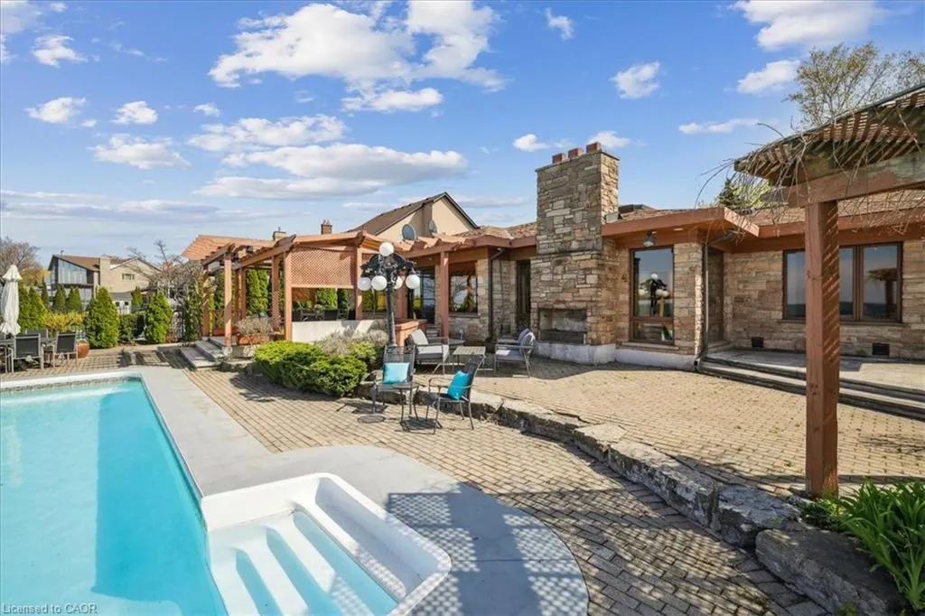 7 Lakegate Drive