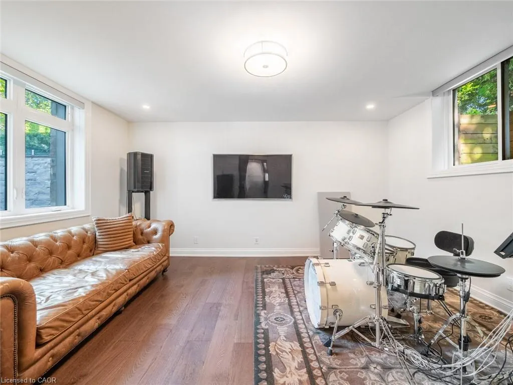3087 Lakeshore Road