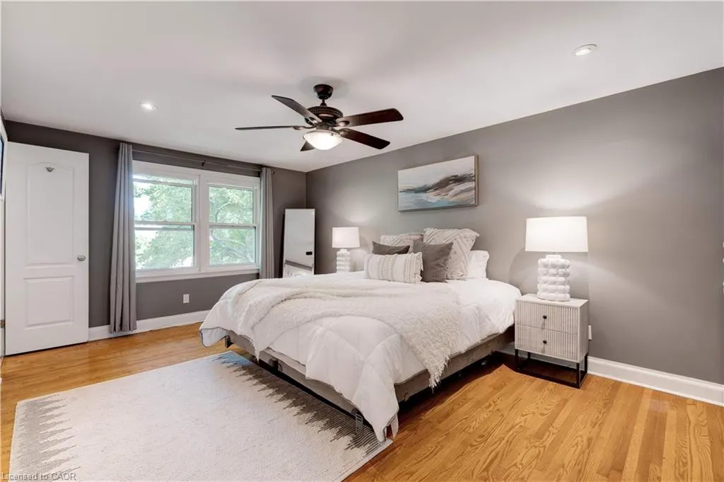2118 Agincourt Crescent