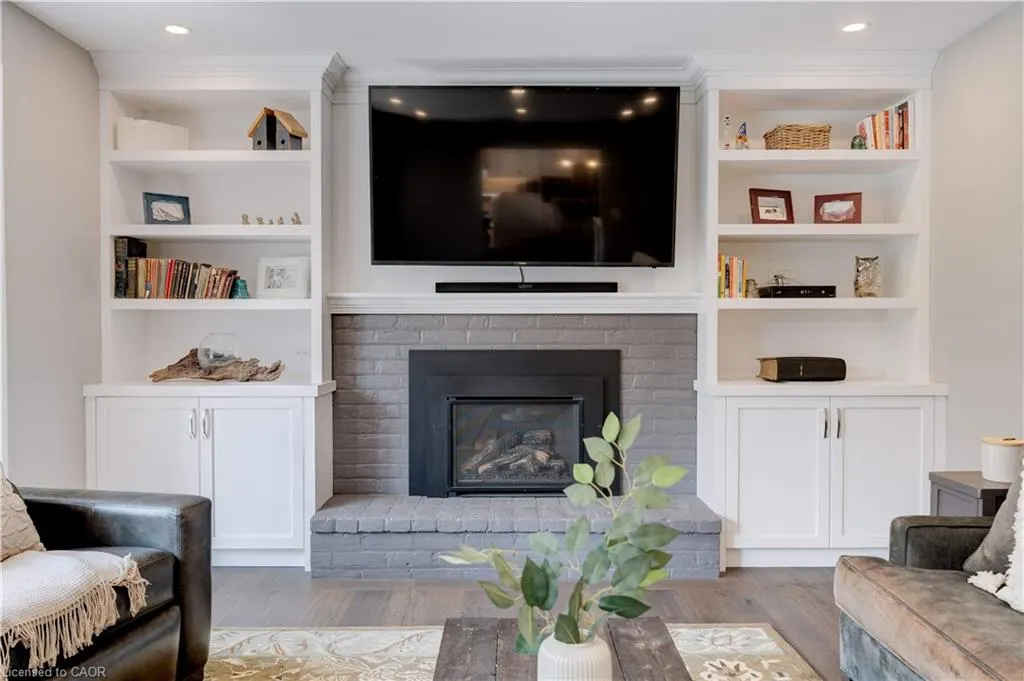 2118 Agincourt Crescent