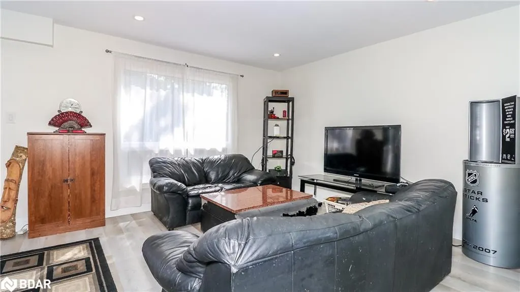 33B Cundles Road E