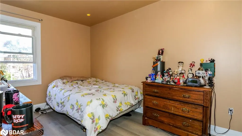 33B Cundles Road E